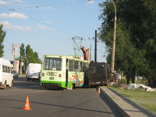 В Луганске трамвай, столкнувшись с Мерседесом, от удара сошел с рельс