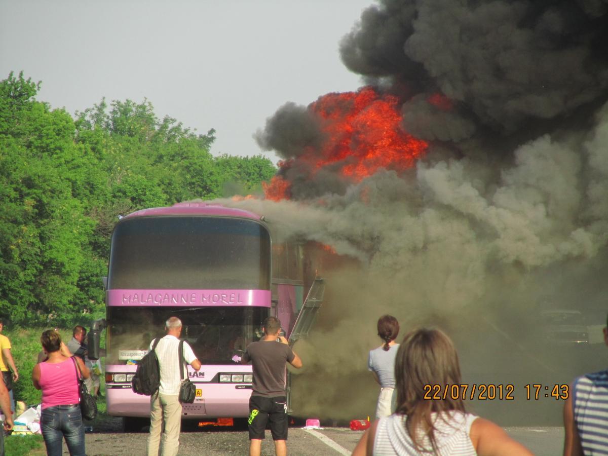 В Харькове на ходу загорелся автобус с 60 пассажирами