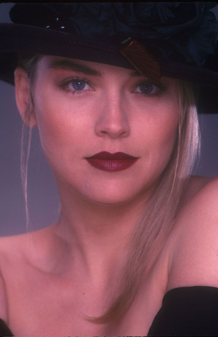 Круглолицая Шэрон Стоун в дурацкой шляпе: год 1989