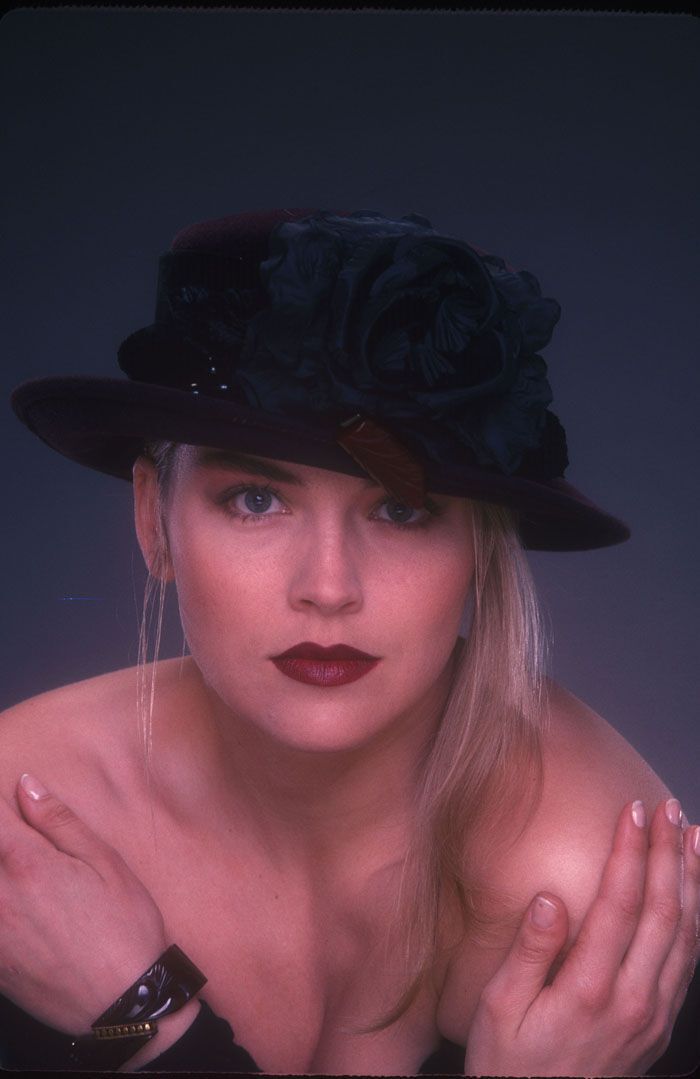 Круглолицая Шэрон Стоун в дурацкой шляпе: год 1989