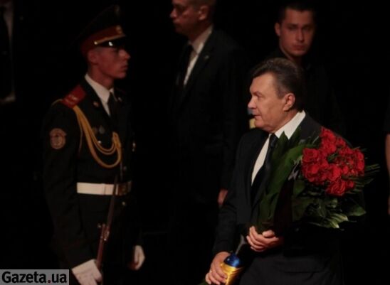 Шанувальники Ступки загрожують вибити двері в театр Франка