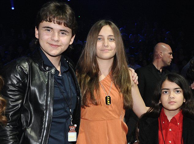 Сестра Майкла Джексона ударила и обозвала его дочь