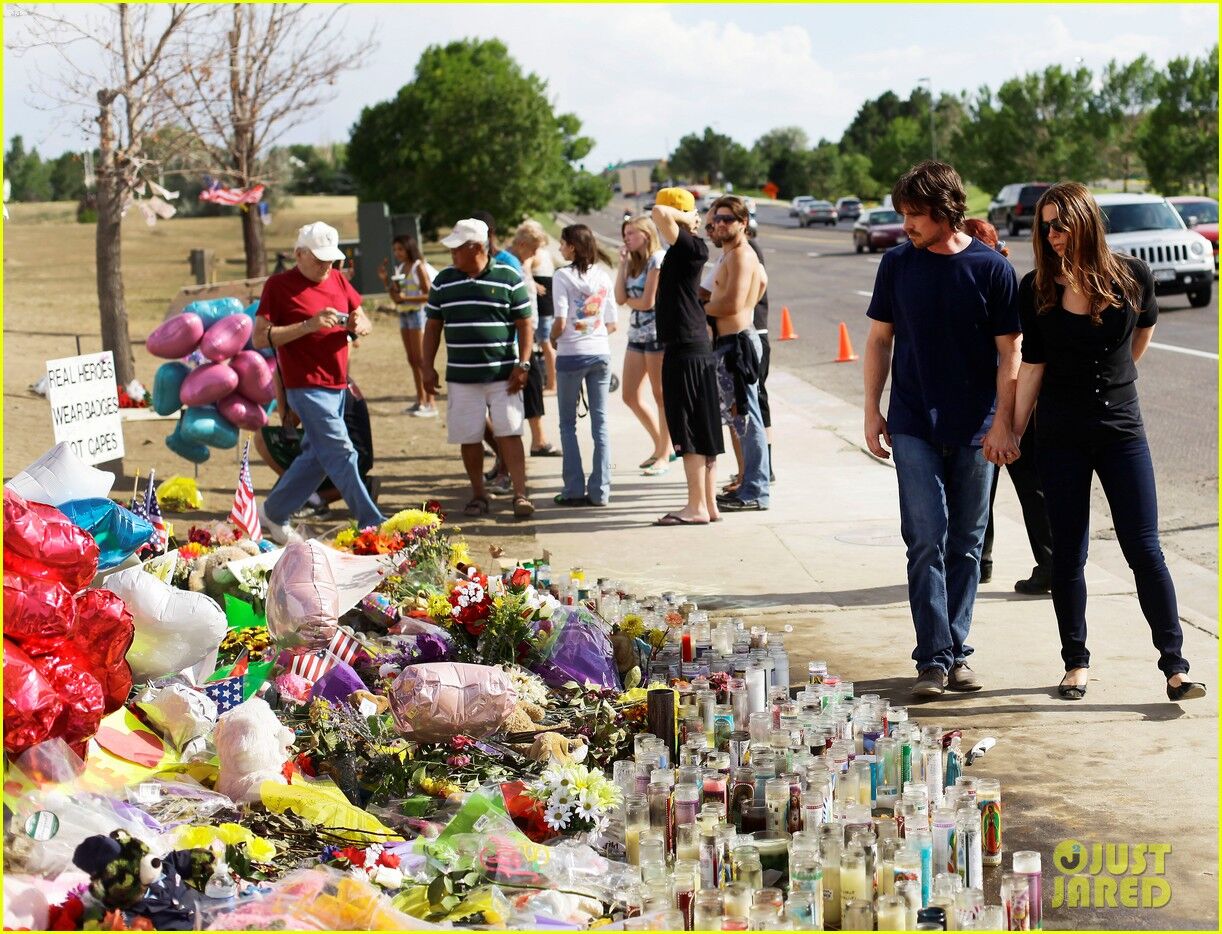 Кристиан Бэйл почтил память жертв стрельбы в Колорадо