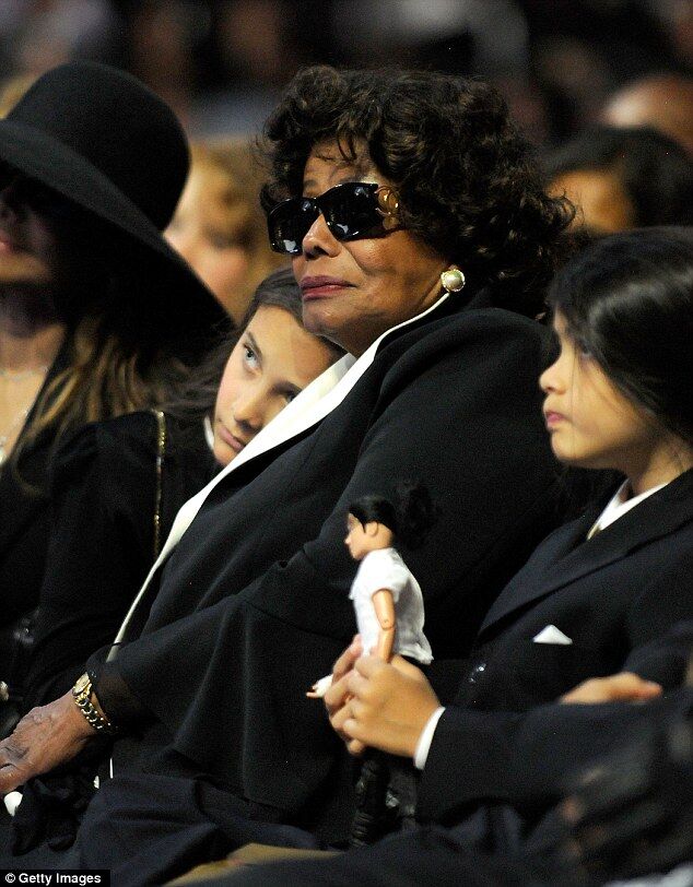 Сестра Майкла Джексона ударила и обозвала его дочь