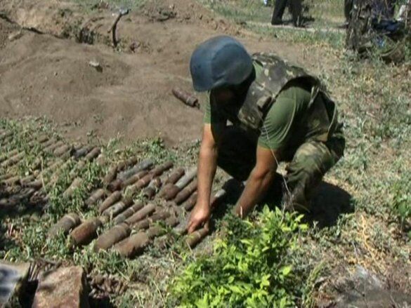 На Запорожье возле жилых домов нашли сотни снарядов