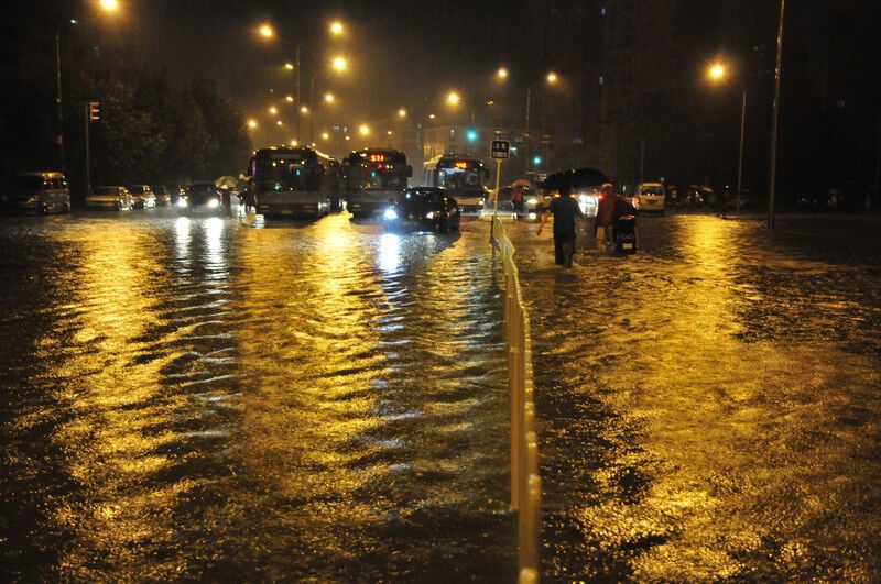 Число жертв злив у Китаї перевищила 110 осіб 