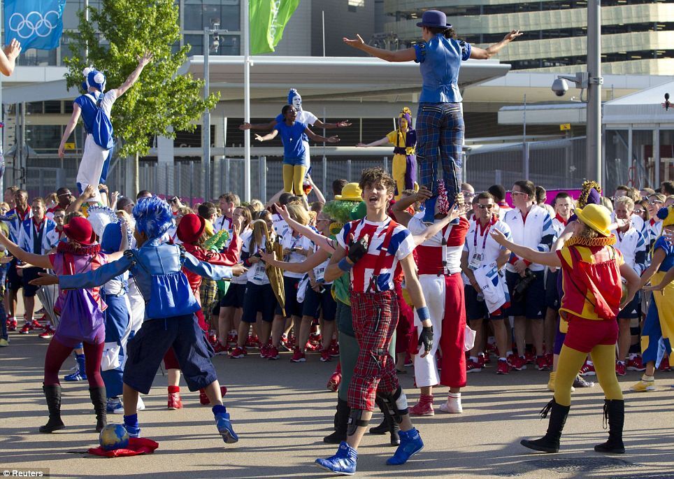 Олимпийскую деревню захватили клоуны и акробаты 