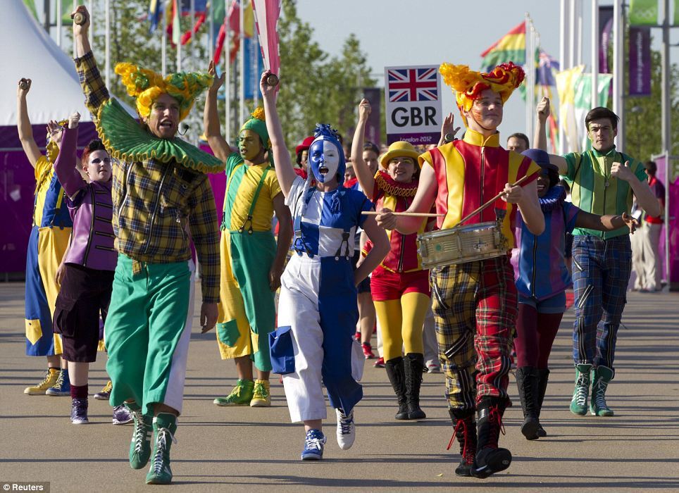 Олимпийскую деревню захватили клоуны и акробаты 