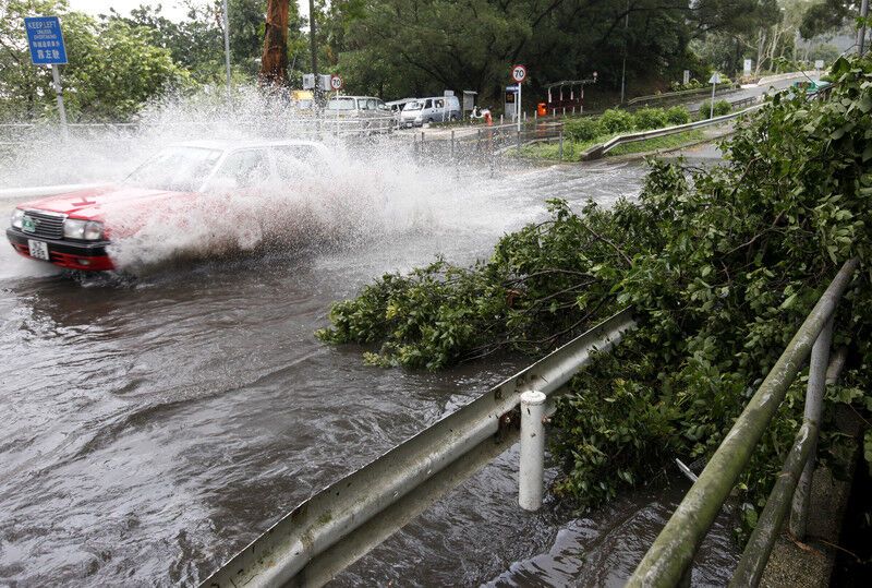 Число жертв злив у Китаї перевищила 110 осіб 