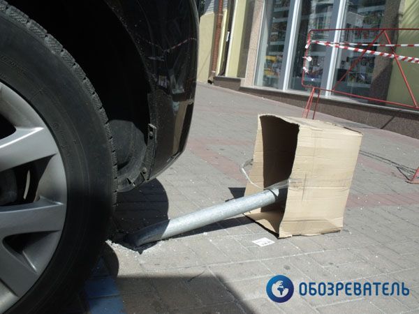 Блондинка на джипе разнесла здание "Укринформа". Фото. Видео