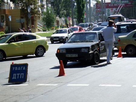 В Донецке машина "скосила" четырех человек на тротуаре. Фото