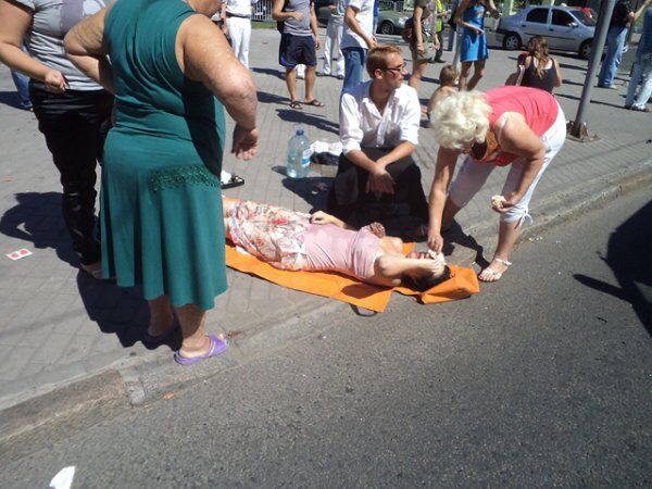В Днепропетровске "Мерседес" таранил пешеходов. Фото