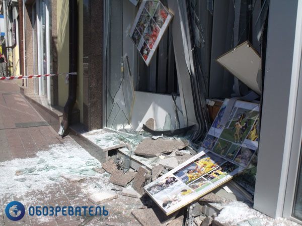 Блондинка на джипе разнесла здание "Укринформа". Фото. Видео