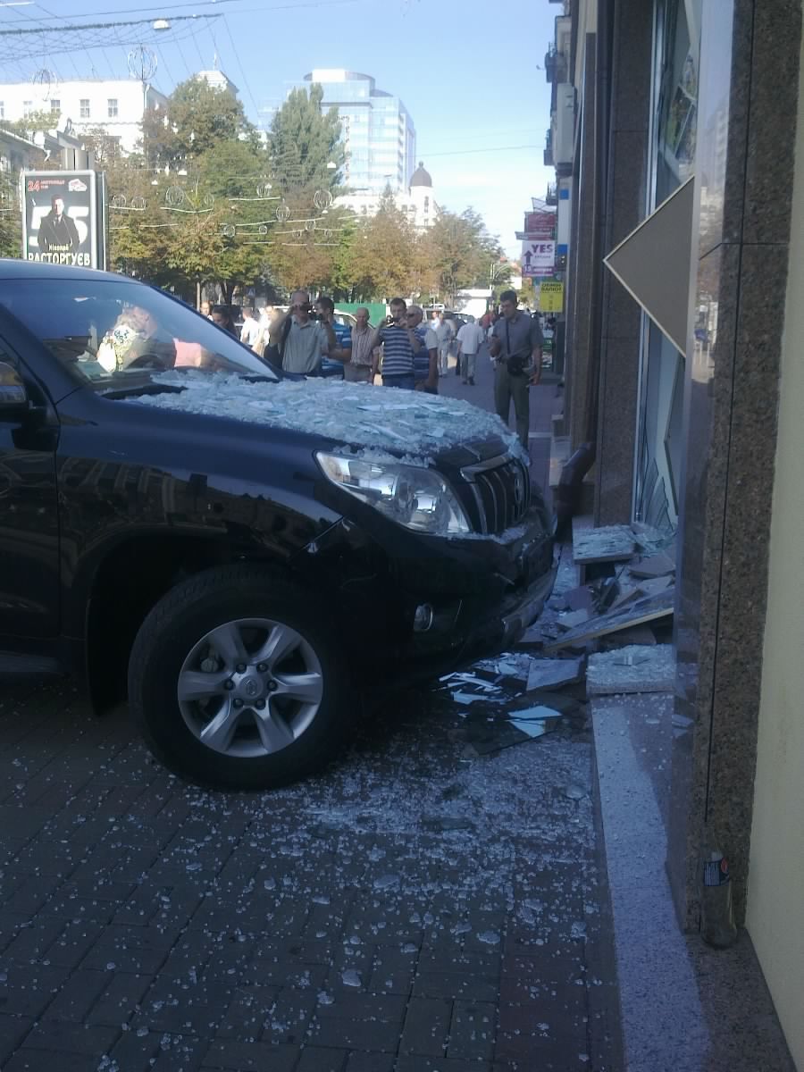 Возле метро "Театральная" автомобиль врезался в витрину