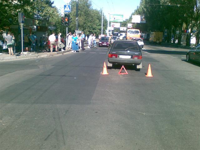 В Донецке машина "скосила" четырех человек на тротуаре. Фото