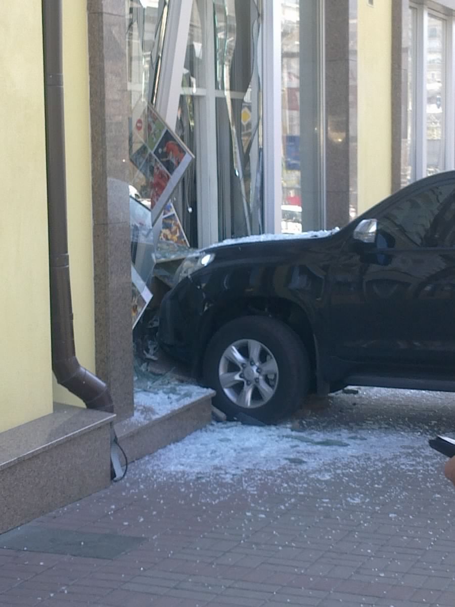 Возле метро "Театральная" автомобиль врезался в витрину