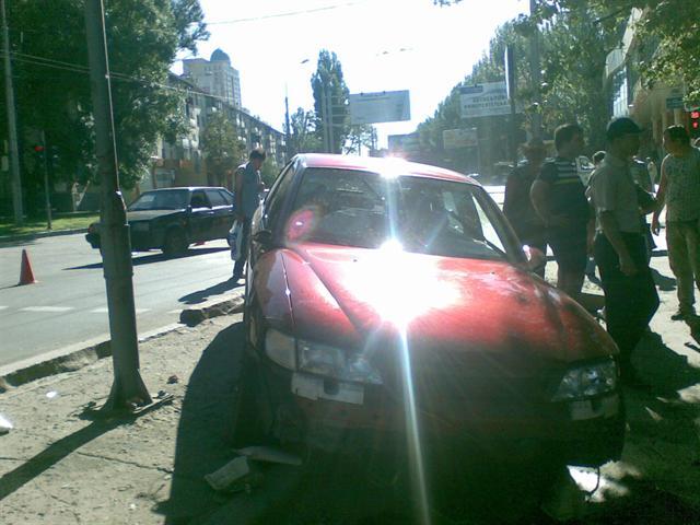 В Донецке машина "скосила" четырех человек на тротуаре. Фото