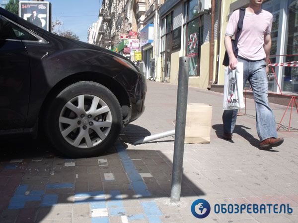 Блондинка на джипе разнесла здание "Укринформа". Фото. Видео