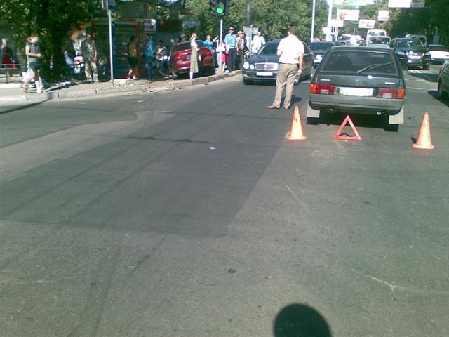 В Донецке машина "скосила" четырех человек на тротуаре. Фото