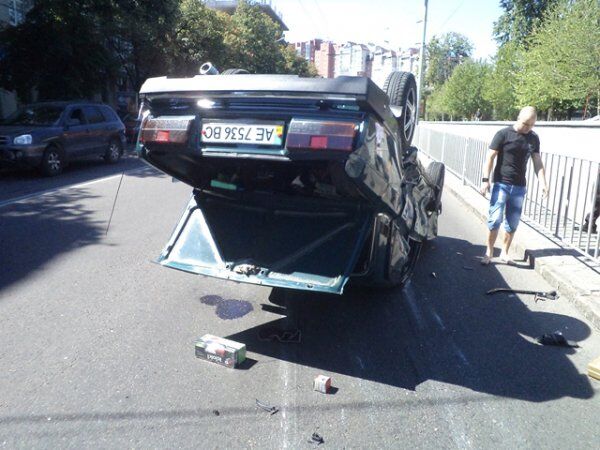В Днепропетровске "Мерседес" таранил пешеходов. Фото