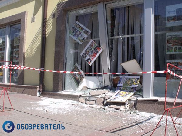 Блондинка на джипе разнесла здание "Укринформа". Фото. Видео