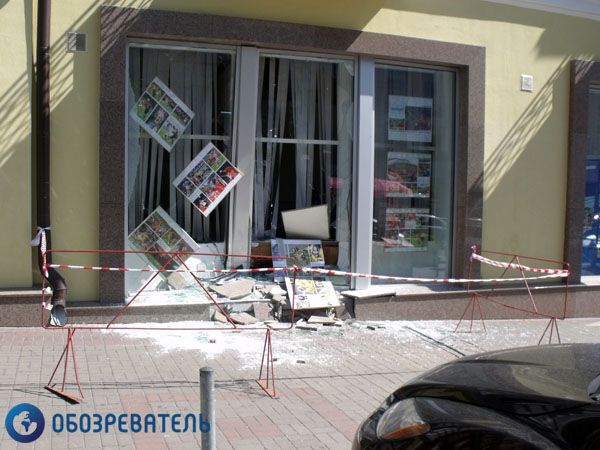 Блондинка на джипе разнесла здание "Укринформа". Фото. Видео