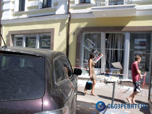 Блондинка на джипе разнесла здание "Укринформа". Фото. Видео