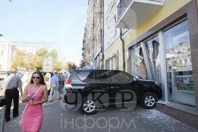 Блондинка на джипе разнесла здание "Укринформа". Фото. Видео