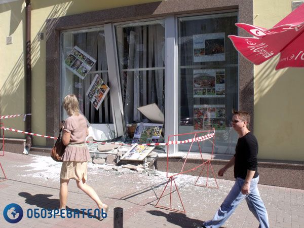 Блондинка на джипе разнесла здание "Укринформа". Фото. Видео