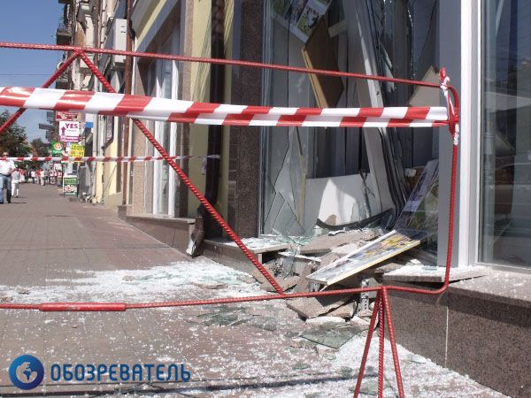 Блондинка на джипе разнесла здание "Укринформа". Фото. Видео