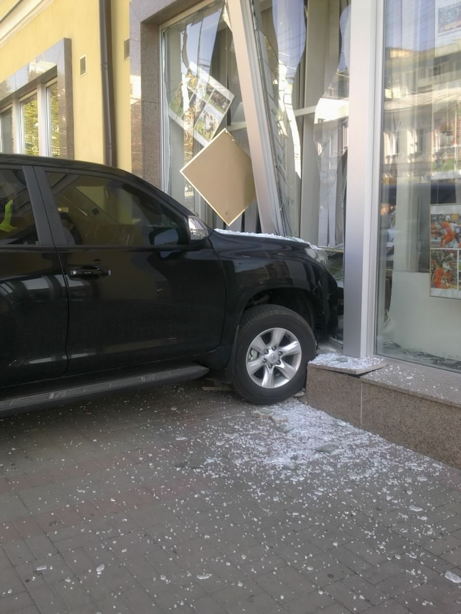 Блондинка на джипе разнесла здание "Укринформа". Фото. Видео