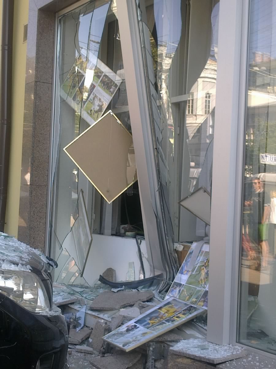 Блондинка на джипе разнесла здание "Укринформа". Фото. Видео