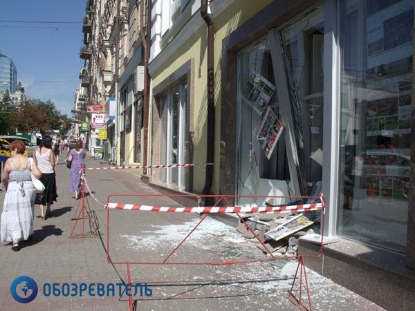 Блондинка на джипе разнесла здание "Укринформа". Фото. Видео