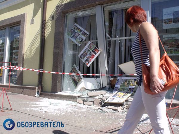 Блондинка на джипе разнесла здание "Укринформа". Фото. Видео