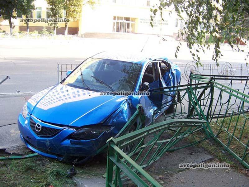 ДТП в Киеве: Mazda проломила тротуарное ограждение. Фото 