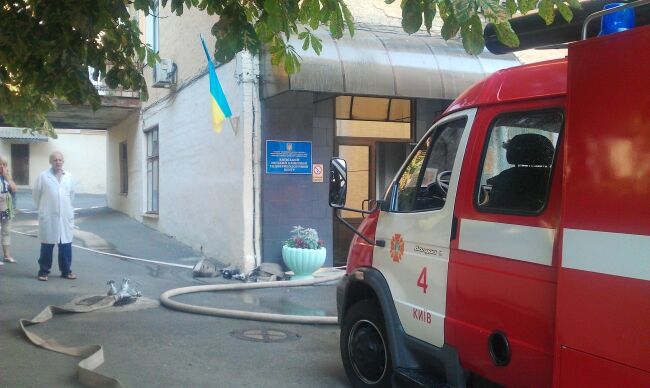 В киевской пятиэтажке упал и загорелся лифт