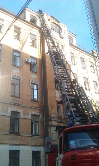 В киевской пятиэтажке упал и загорелся лифт