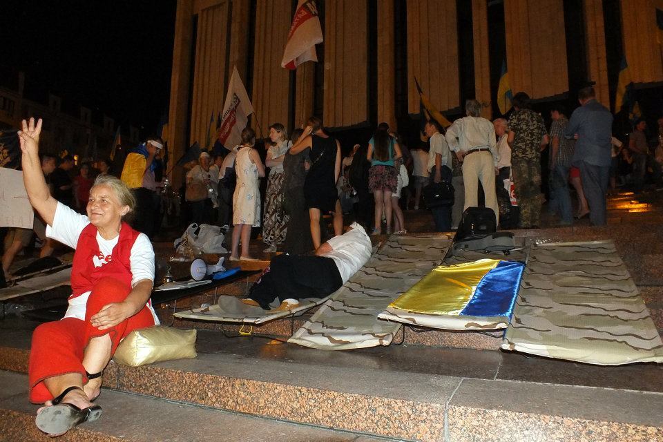 Защитники украинского языка ночевали под Укрдомом