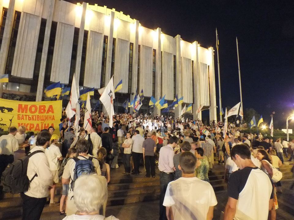 Защитники украинского языка ночевали под Укрдомом