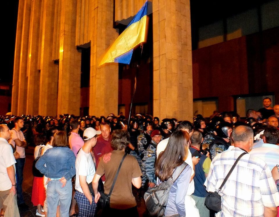 Защитники украинского языка ночевали под Укрдомом