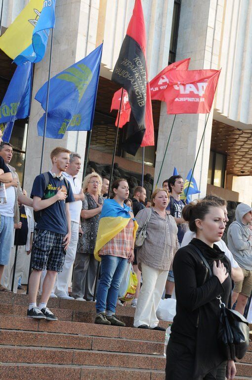 Защитники украинского языка ночевали под Укрдомом