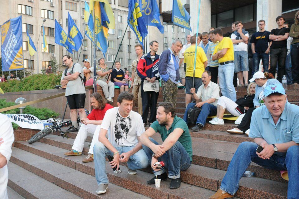 Защитники украинского языка ночевали под Укрдомом