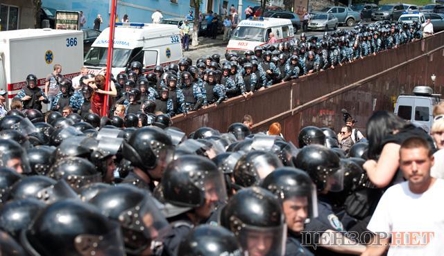 Силовики застосували сльозогінний газ проти мітингувальників