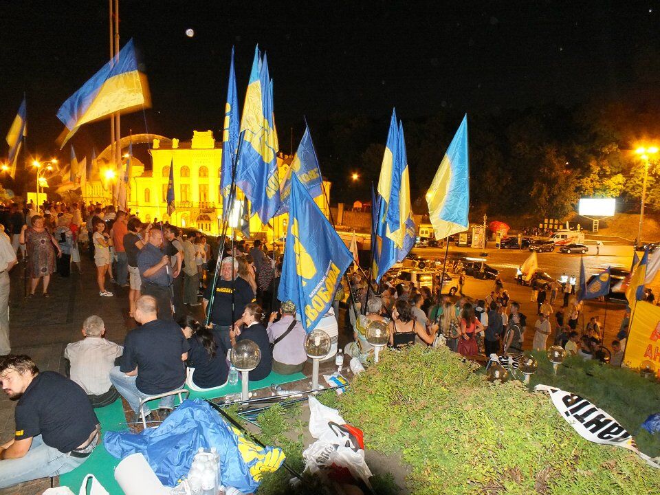 Защитники украинского языка ночевали под Укрдомом