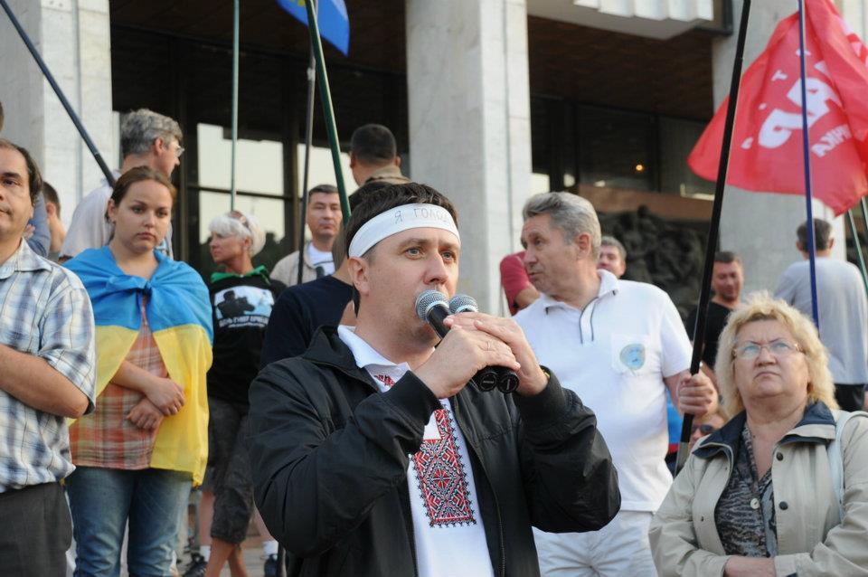 Защитники украинского языка ночевали под Укрдомом