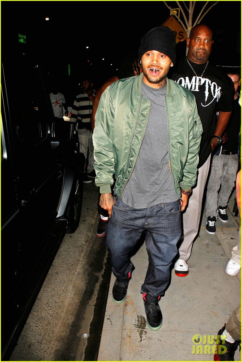 Крис Браун украсил свои зубы. Фото