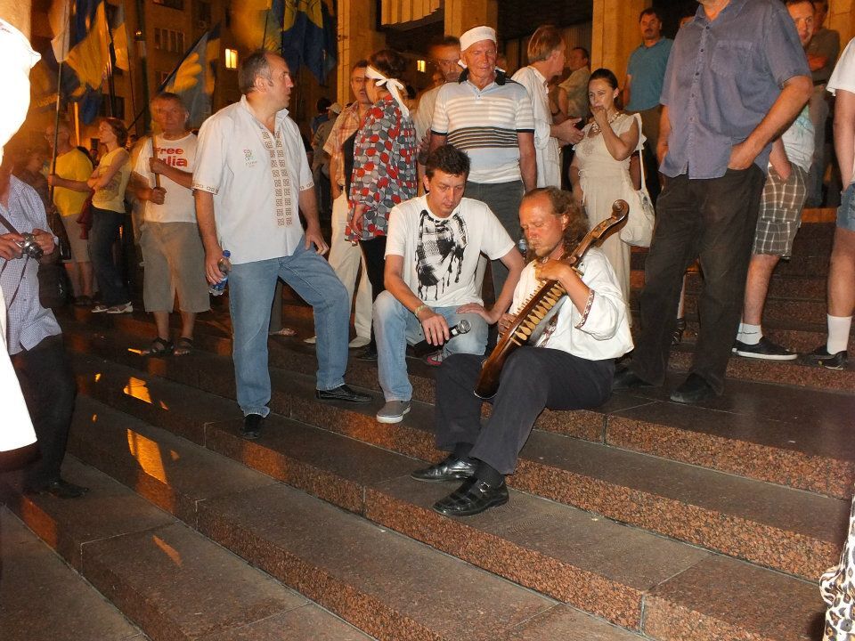 Защитники украинского языка ночевали под Укрдомом