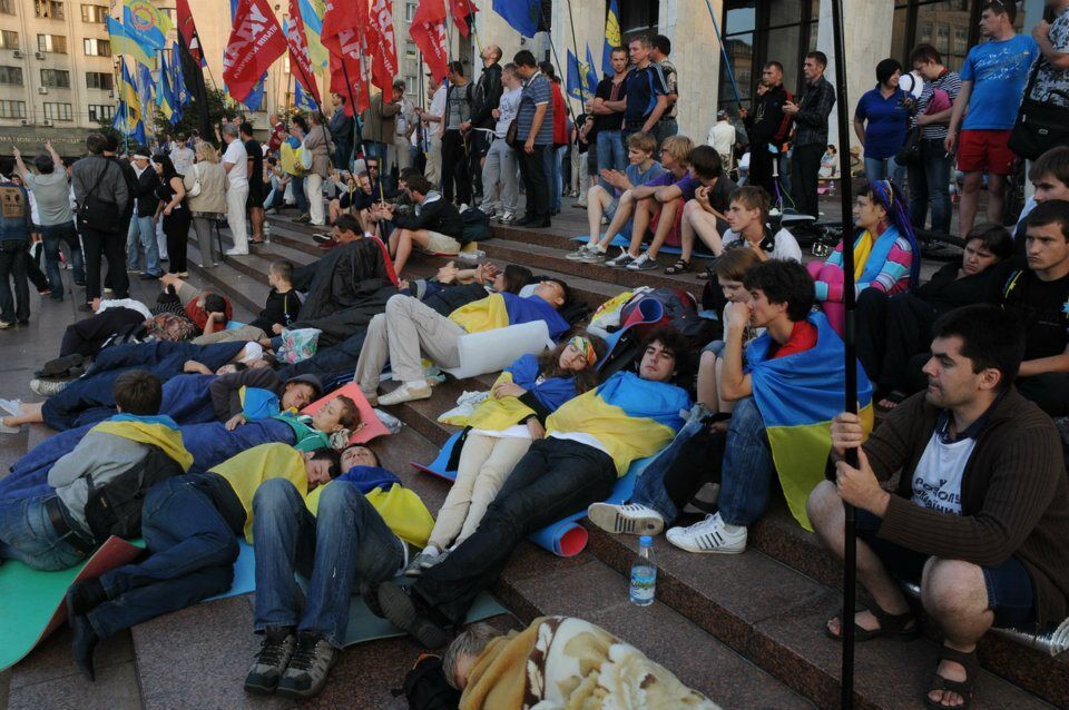 Защитники украинского языка ночевали под Укрдомом