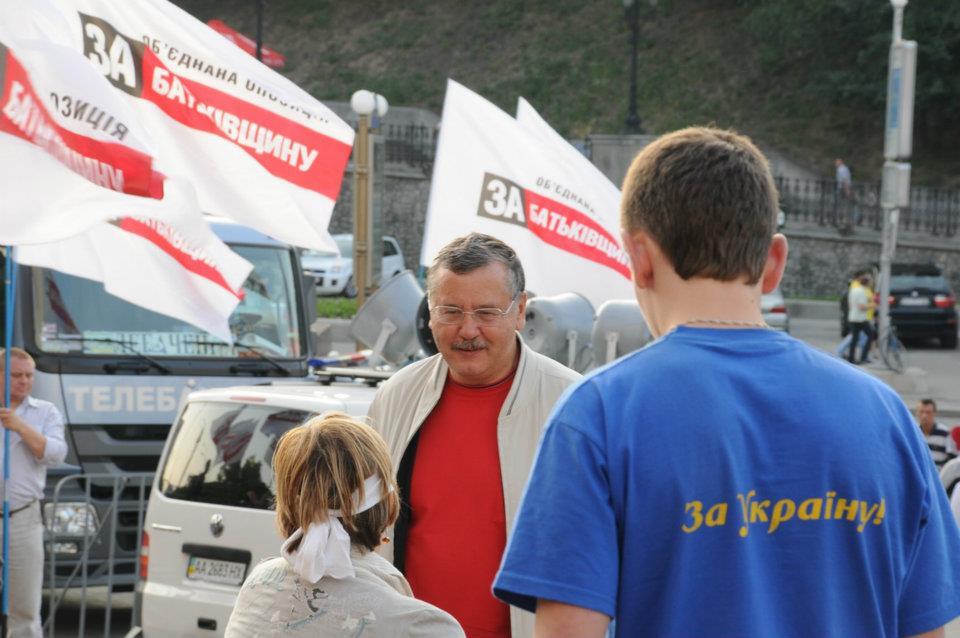 Защитники украинского языка ночевали под Укрдомом