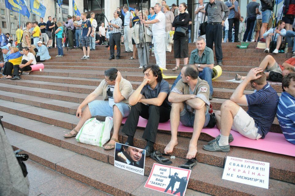 Защитники украинского языка ночевали под Укрдомом